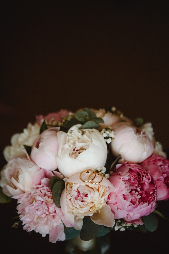 Полевая свадьба в Снегирях, букет невесты из пионов Сара Бернар