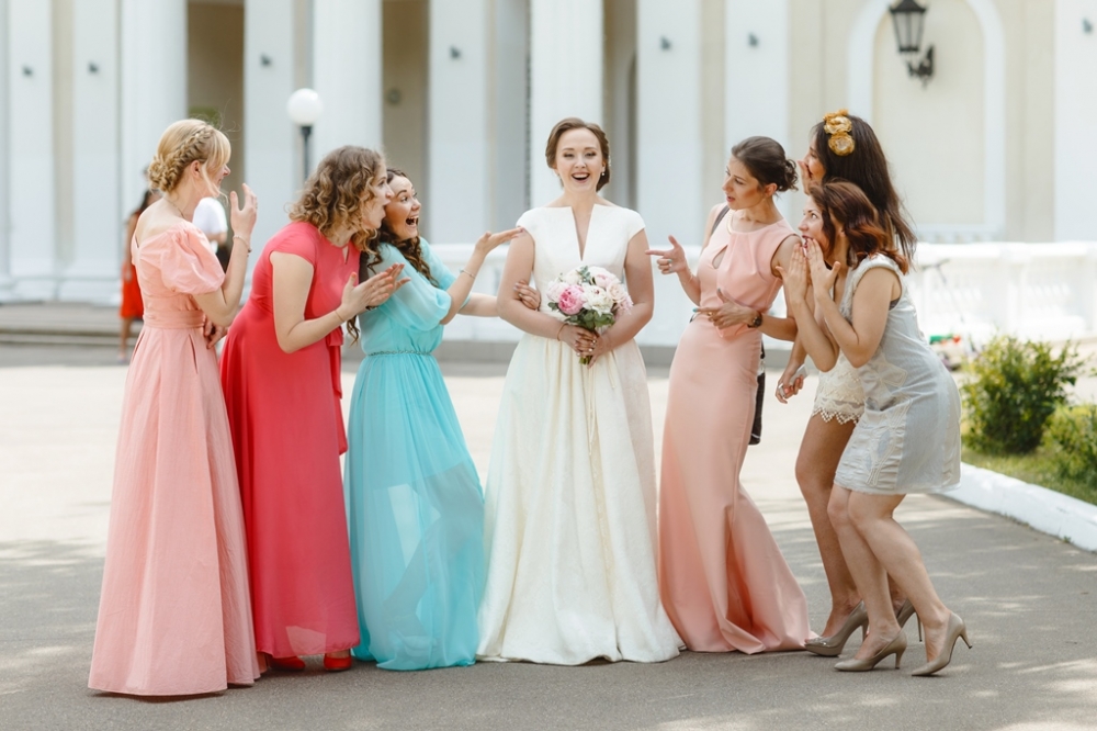 Полевая свадьба в Снегирях, букет невесты из пионов Сара Бернар