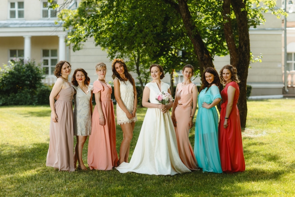 Полевая свадьба в Снегирях, букет невесты из пионов Сара Бернар