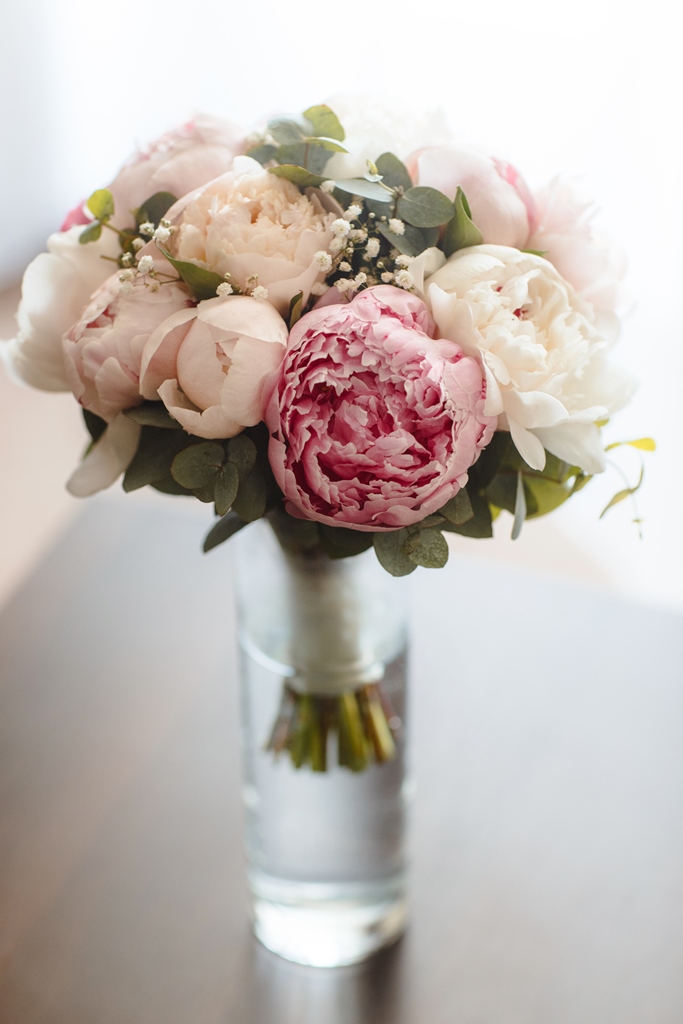 Полевая свадьба в Снегирях, букет невесты из пионов Сара Бернар