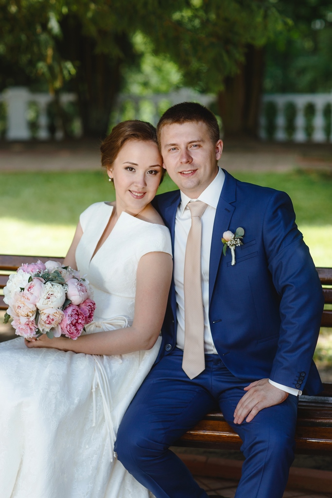 Полевая свадьба в Снегирях, букет невесты из пионов Сара Бернар