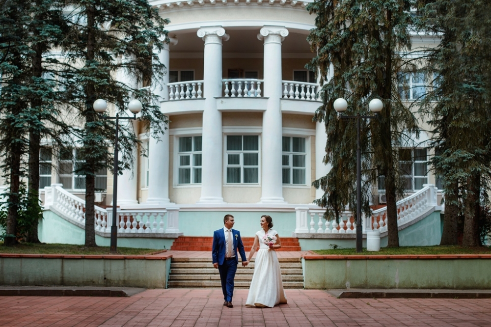 Полевая свадьба в Снегирях, букет невесты из пионов Сара Бернар