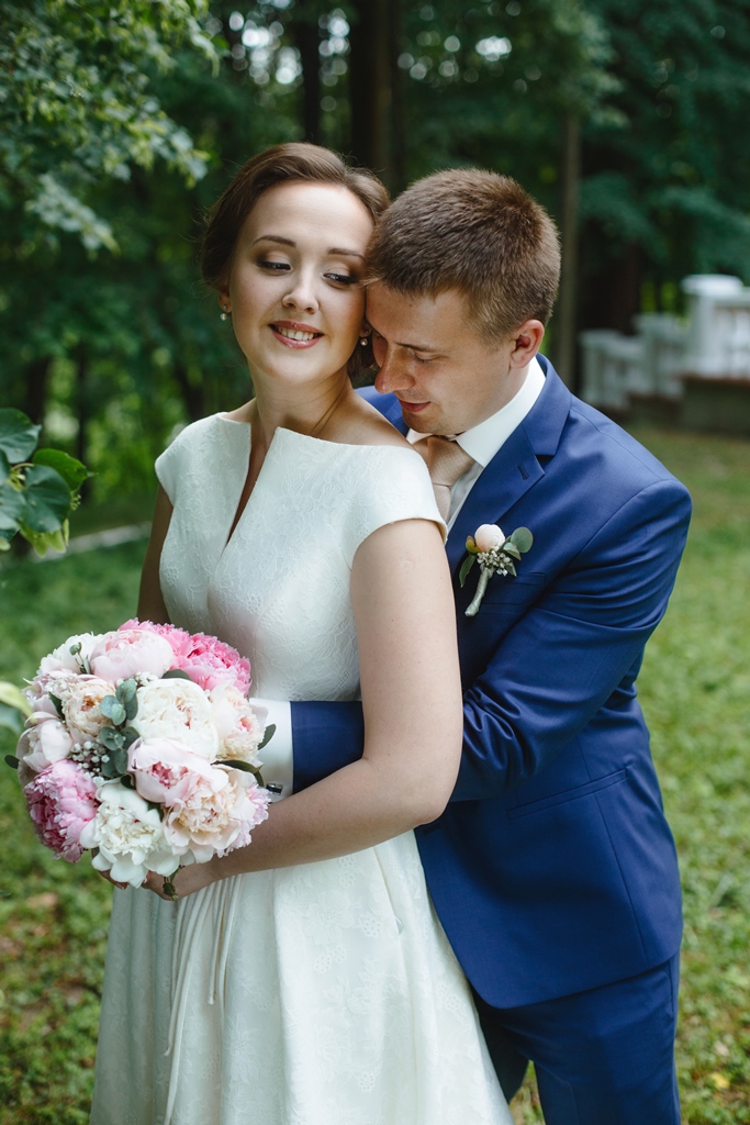 Полевая свадьба в Снегирях, букет невесты из пионов Сара Бернар