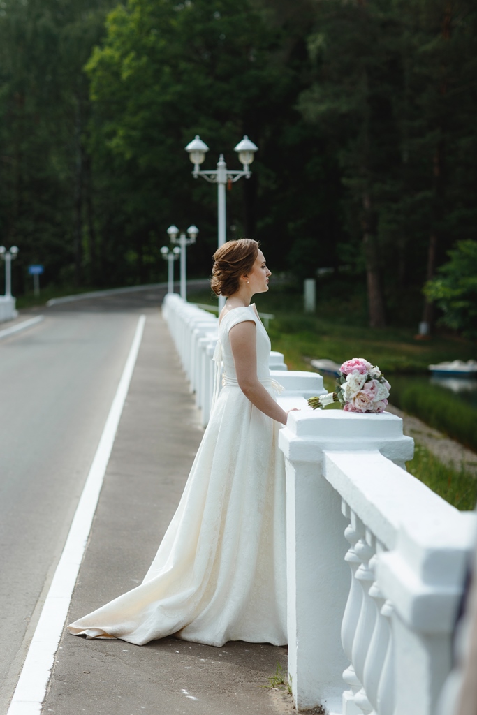 Полевая свадьба в Снегирях, букет невесты из пионов Сара Бернар