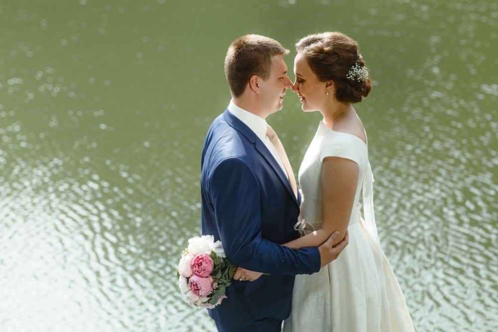 Полевая свадьба в Снегирях, букет невесты из пионов Сара Бернар