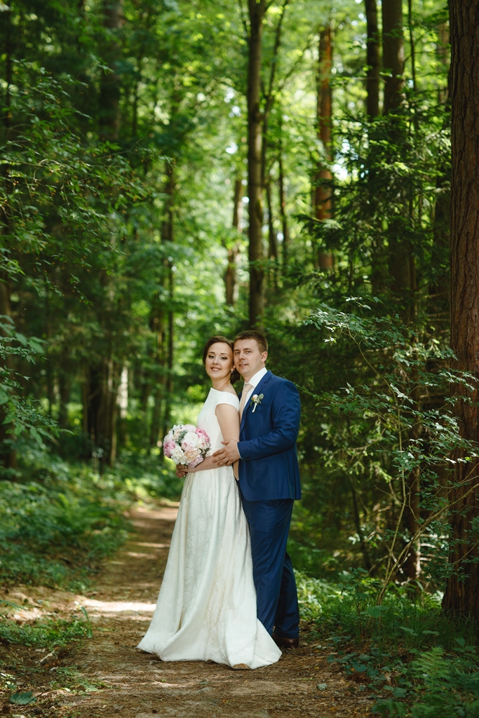 Полевая свадьба в Снегирях, букет невесты из пионов