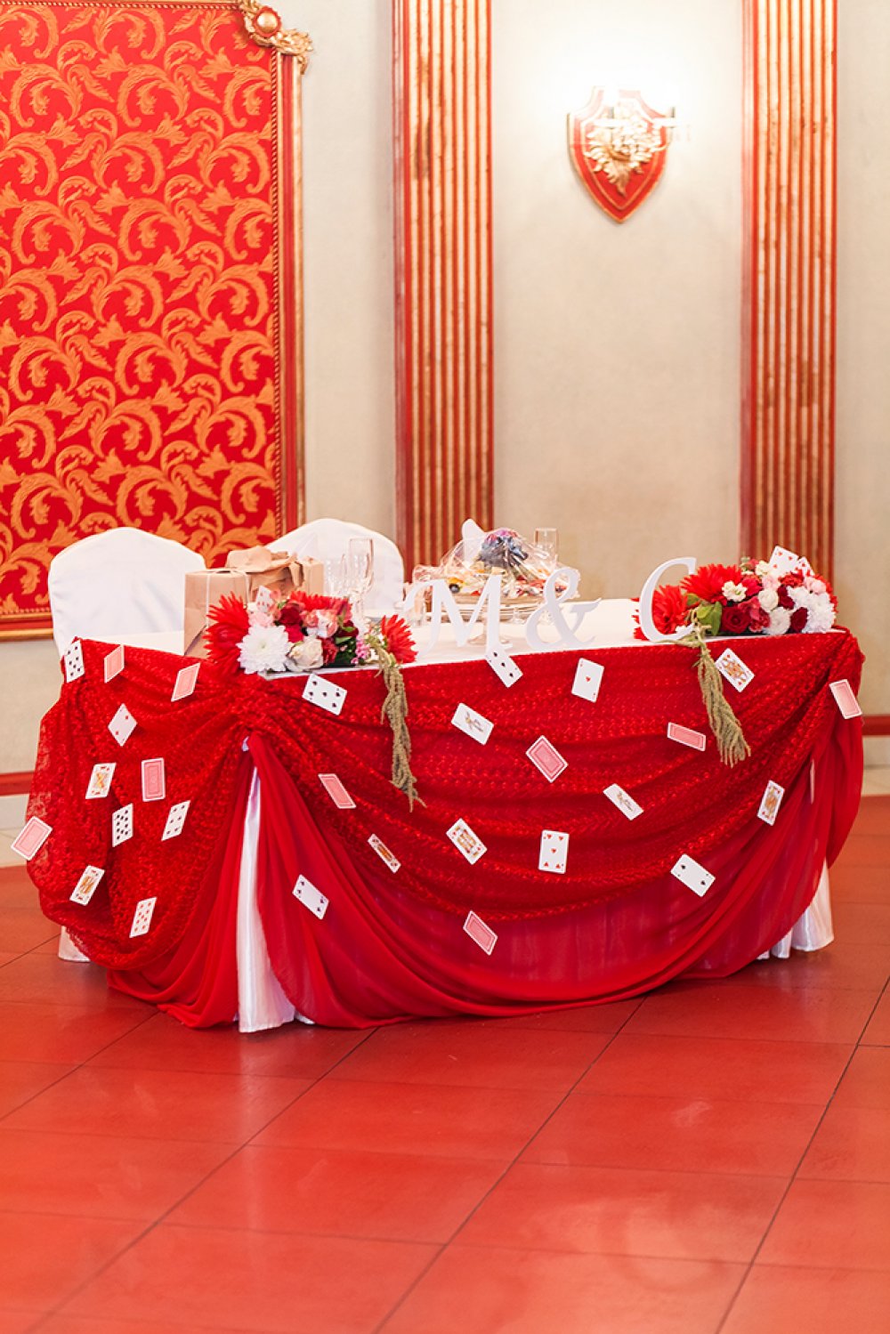 Украшение зала на свадьбу в красном стиле