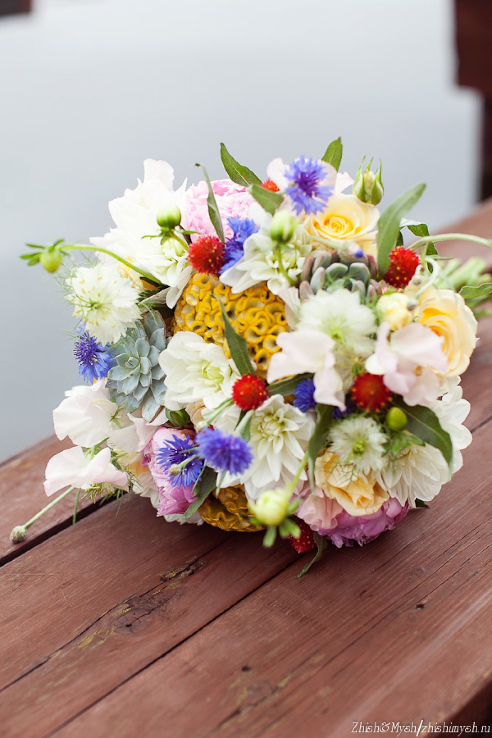 Сборный букет невесты с пионами