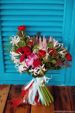 Букет невесты с протеей и ранункулюсами