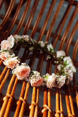 Венок невесты из кустовых роз