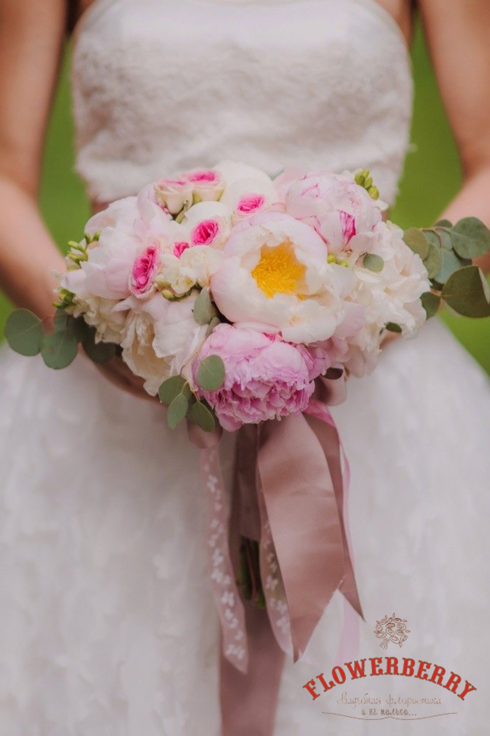 Букет невесты с пионами