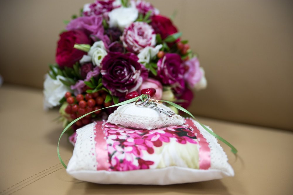 розы, лизиантус, калина