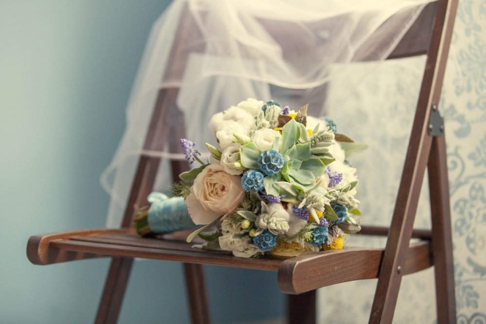 пионовидные розы, хлопок, суккуленты, плоды кабиозы, краспедия, георгины, бруния, мускари