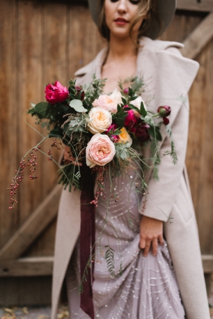 Яркий акцент сделает из хрупкой красотки эффектную леди