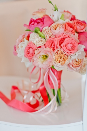 Яркий букет станет прекрасным цветочным акцентом для любого образа