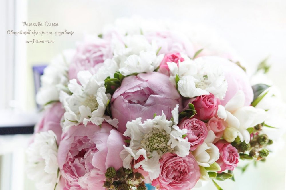 Букет невесты с пионами 