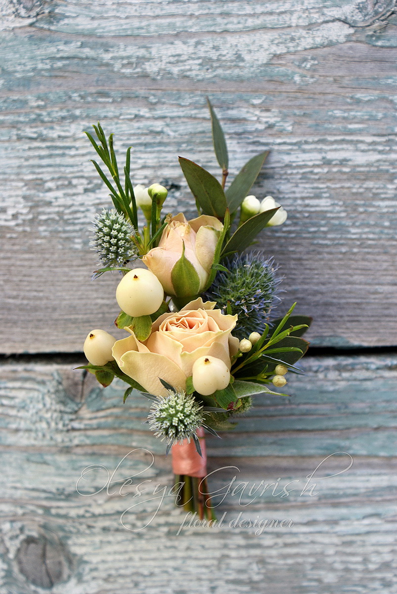 Персиково-бело-голубой букет невесты с пионовидными розами и георгинами.
В комплекте: украшение прически - заколка и бутоньерка.