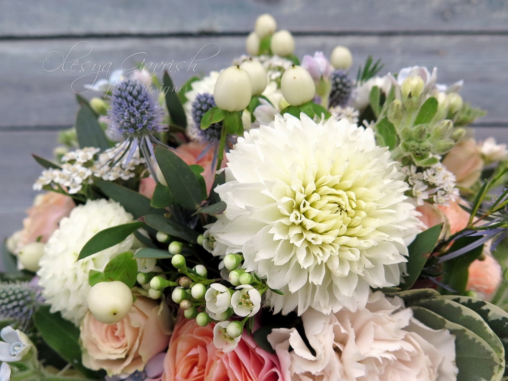 Персиково-бело-голубой букет невесты с пионовидными розами и георгинами.
В комплекте: украшение прически - заколка и бутоньерка.