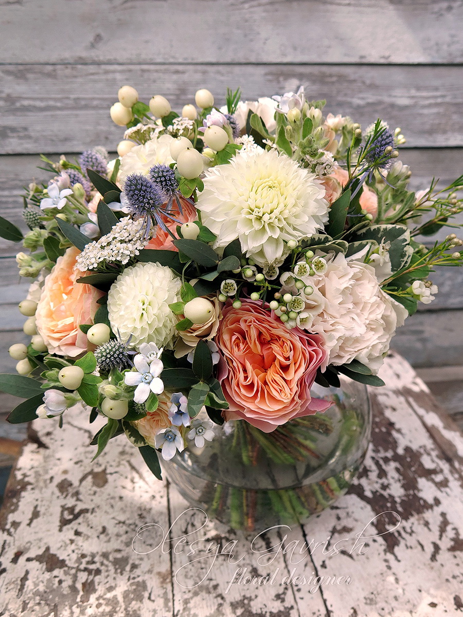 Персиково-бело-голубой букет невесты с пионовидными розами и георгинами.
В комплекте: украшение прически - заколка и бутоньерка.