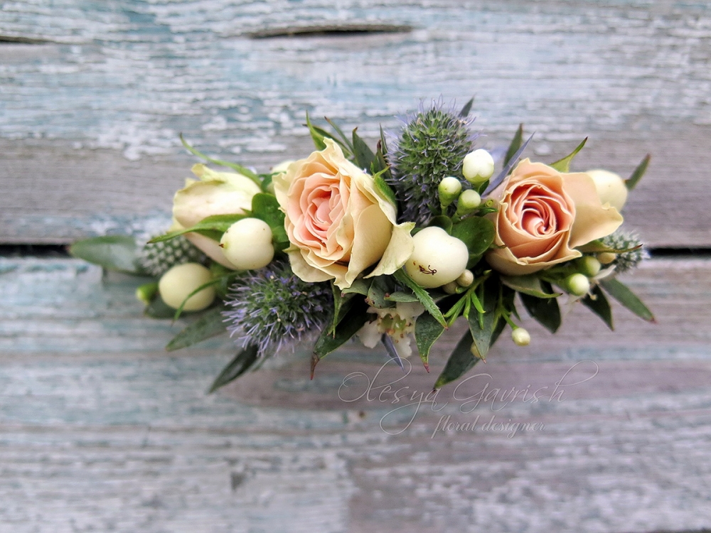 Персиково-бело-голубой букет невесты с пионовидными розами и георгинами.
В комплекте: украшение прически - заколка и бутоньерка.