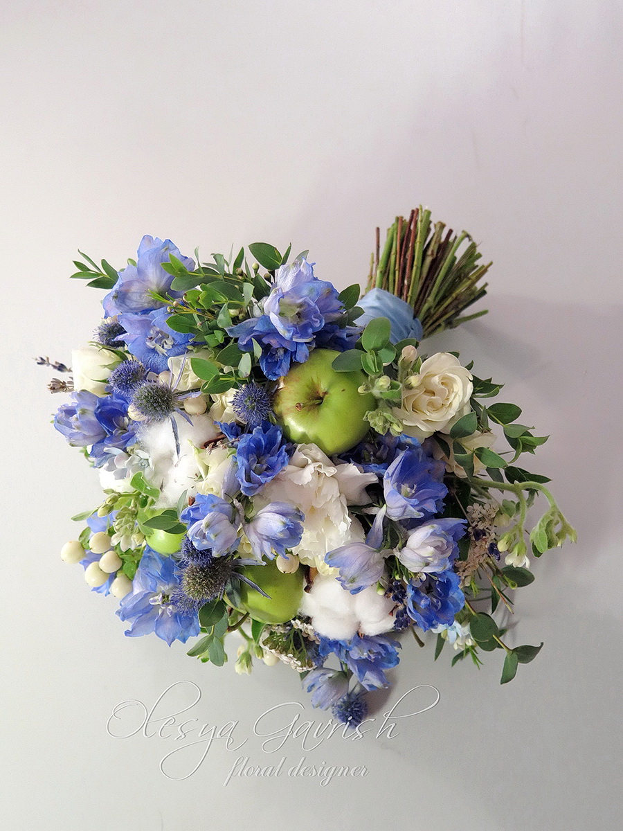 Бело-голубой свадебный букет с дельфиниумом, хлопком и яблочками к Яблочному Спасу.
В комплекте заколка из живых цветов и бутоньерка
