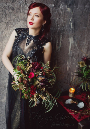 свадебный букет в темных тонах, флористика OLESYA GAVRISH