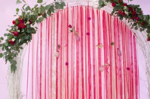 Арка в ярко-розовом цвете