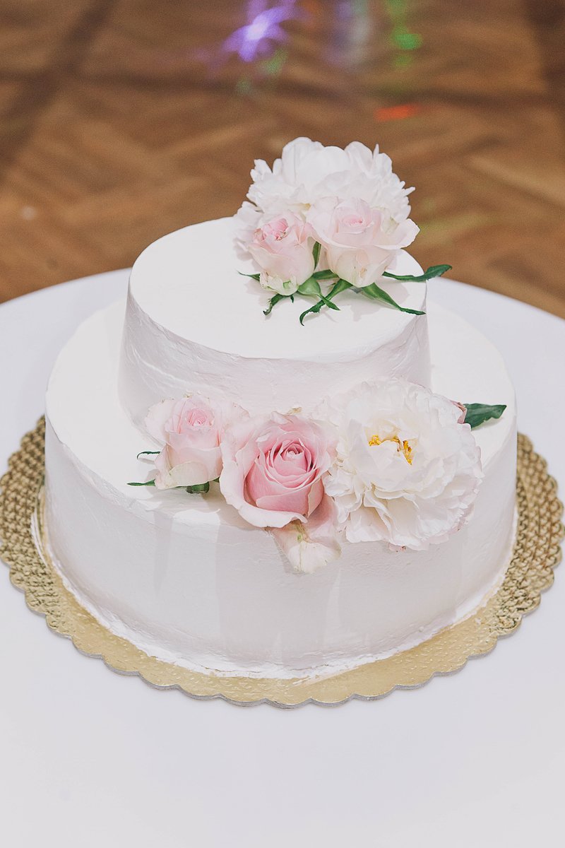 Белый торт с большими цветами