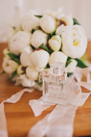 Букет невесты из пионов и парфюм невесты