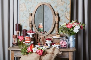 Декор Candy bar на старинном комоде