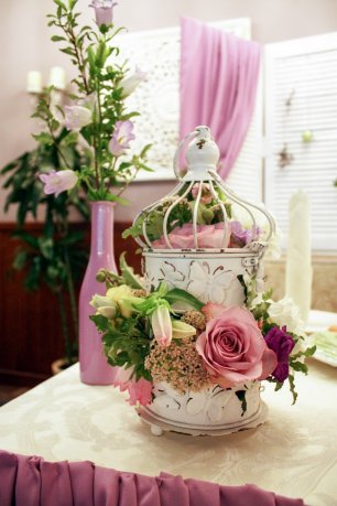 Композиция из цветов в клетке. Прованс