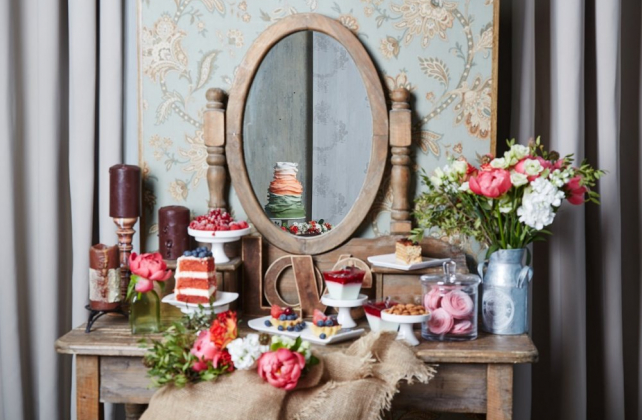 зеркало в свадебном декоре, зеркало в декоре кенди-бара, флористика FLOWERY WORLD