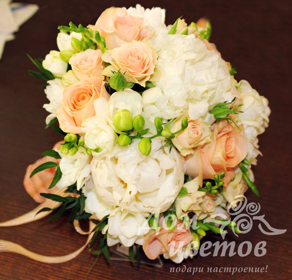 Состав букета: роза, пион, фрезия.