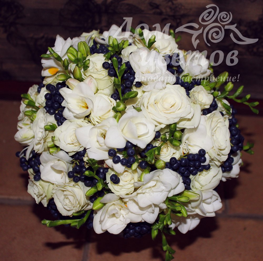 Состав букета: роза, фрезия, калина.