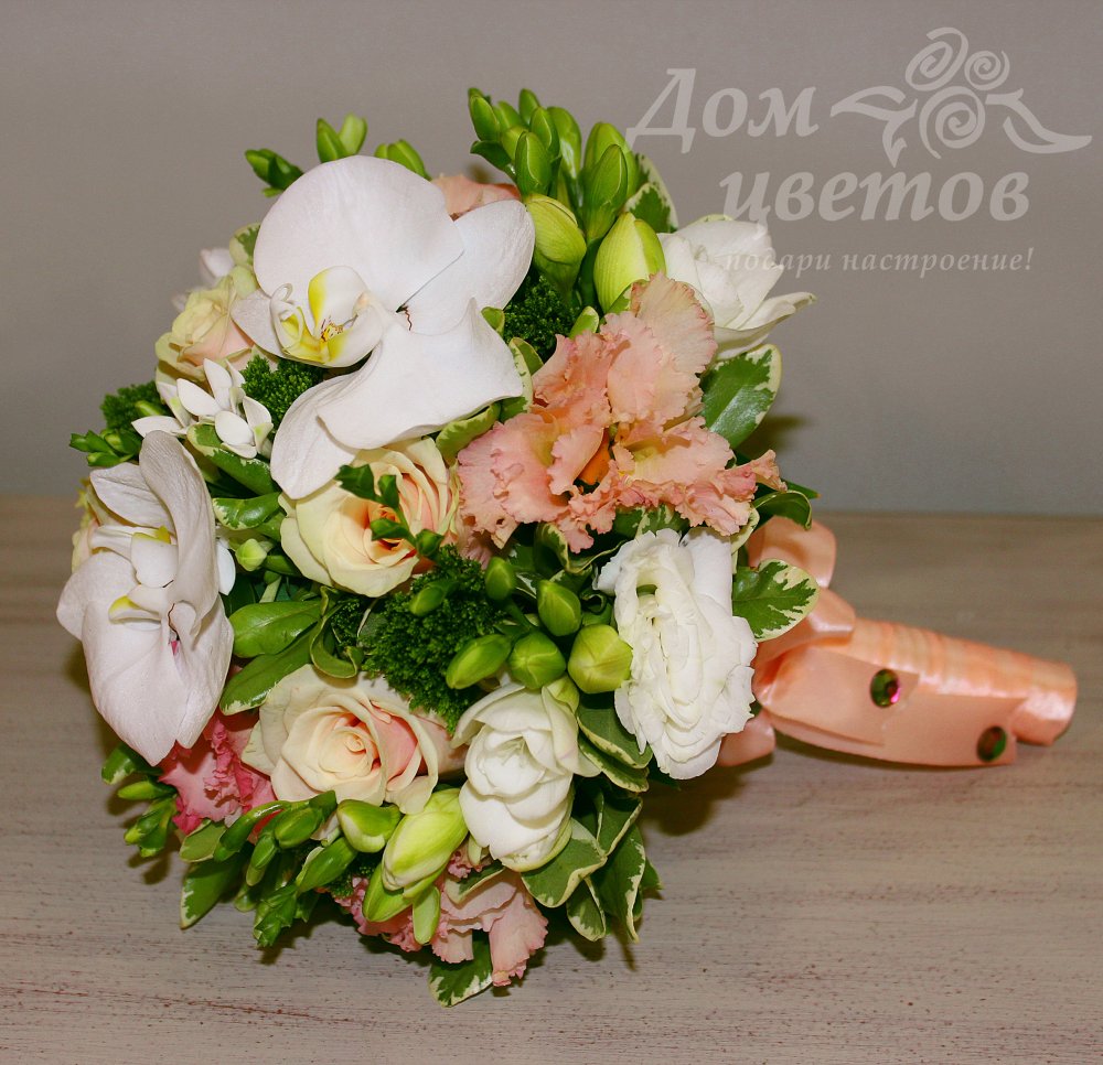 Состав букета: орхидея, роза, эустома, трахелиум, фрезия.