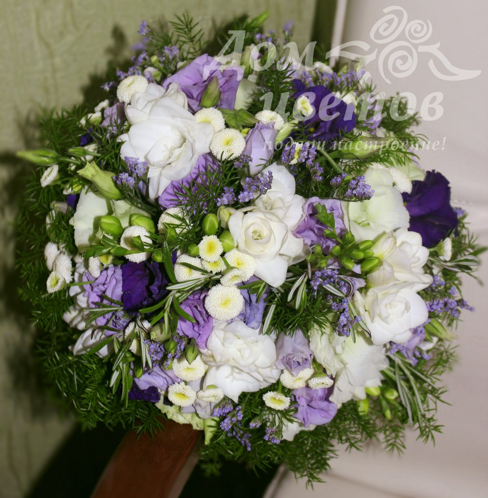 Состав букета: эустома, фрезия, лимониум, хризантема.