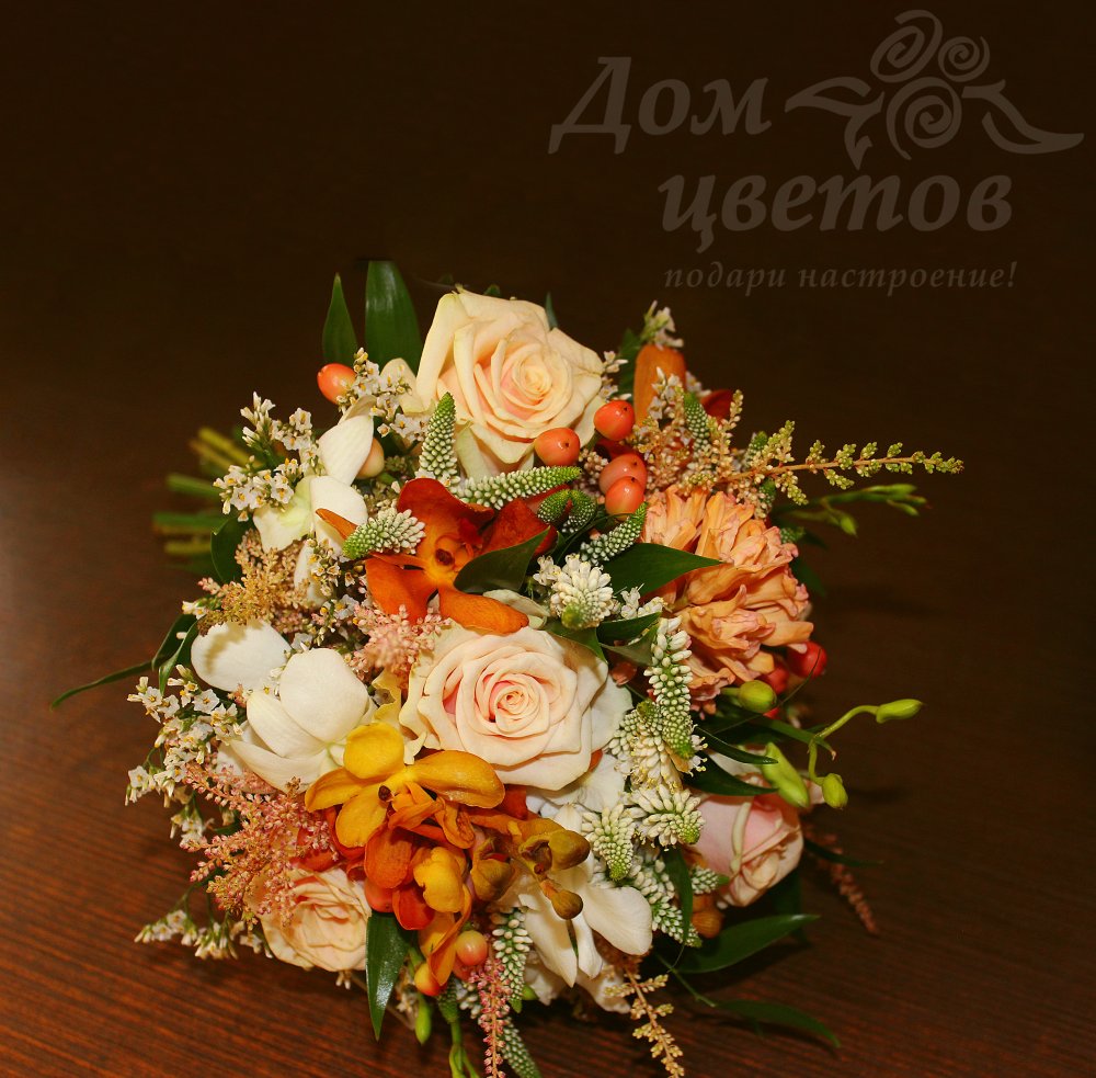 Состав букета: роза, гиперикум, гиацинт, вероника, астильба, дендробиум, лимониум, рускус.