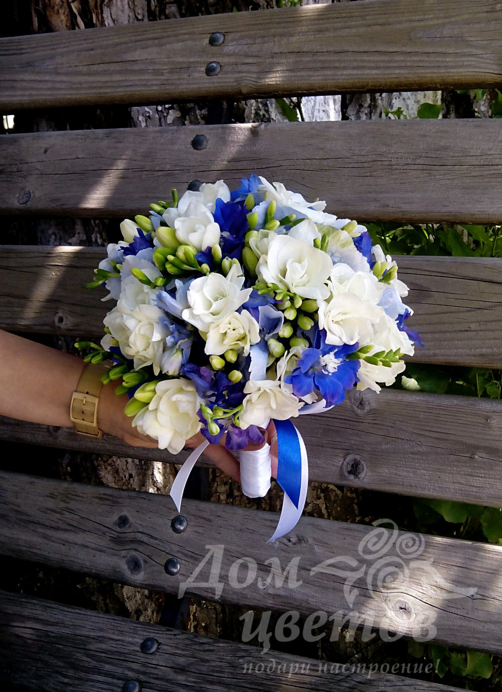 Состав букета: дельфиниум, фрезия.