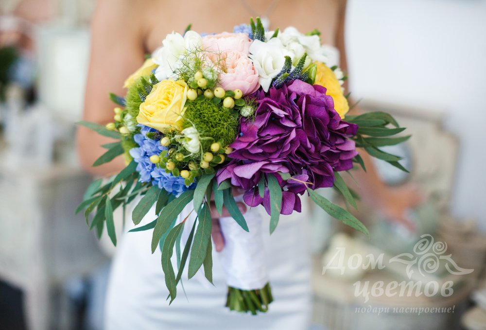 Состав букета: пионовидная роза, гортензия, гиперикум, вероника, роза, гвоздика, эвкалипт, фрезия.