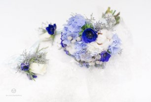 Букет с голубыми гортензиями