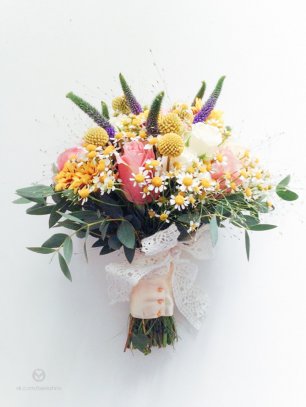 Букет с розами и ромашками