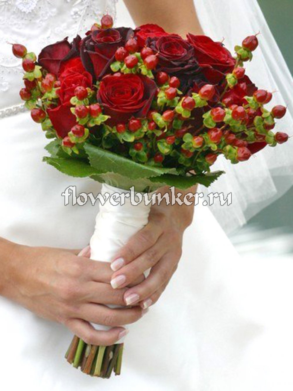 Букет невесты "Зара"
Состав: Букет на своих ногах, роза ред наоми 9шт., гиперикум,  зелень, листья галакса, декор.
