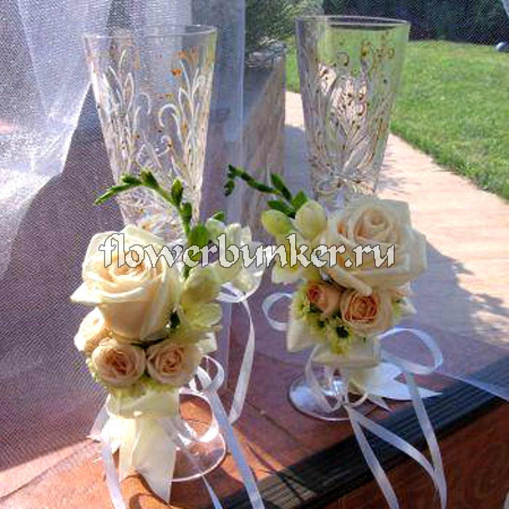 Вариант №8043
Состав: роза Талея, фрезия, роза кустовая Яна, хризантема кустовая, декор.