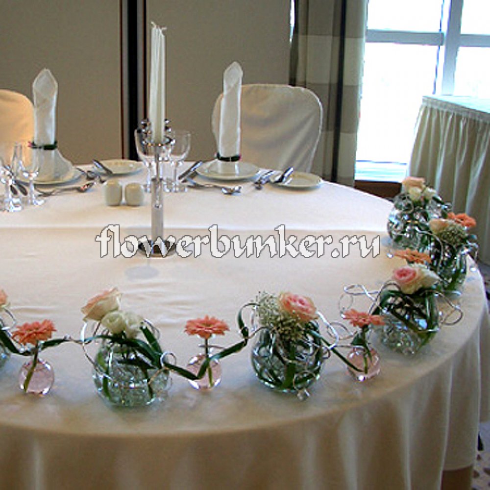 Вариант №8053
Состав: 7 больших ваз, 6 маленьких ваз, гербера розовая, лизиантус белый, гипсофила, роза розовая, декор.