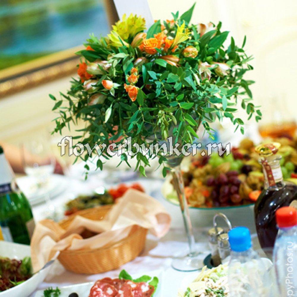 Вариант №8061
Состав: ваза, альстромерия рыжая, альстромерия кремовая, роза кустовая Бэби, эвкалипт, оазис.