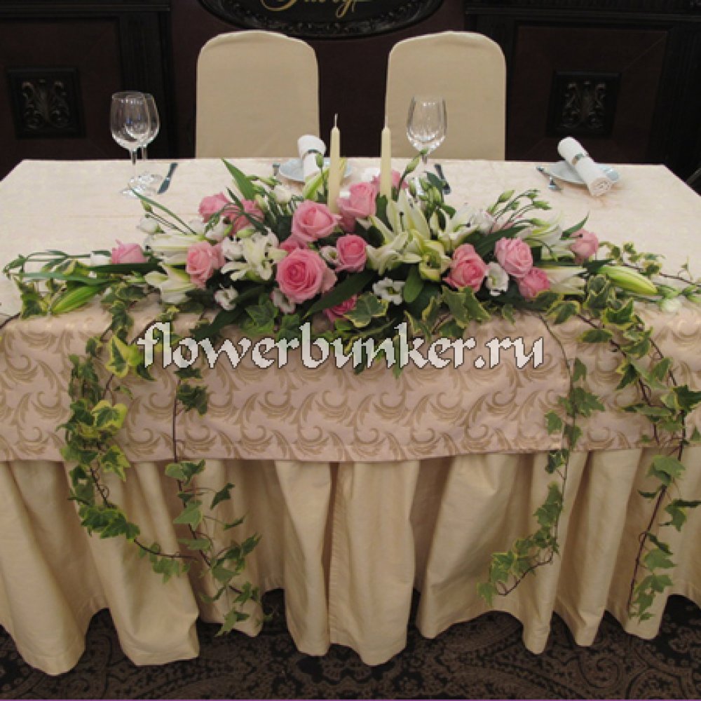 Вариант №8090
Состав: роза Аква, свеча, лилия белая, лизиантус, хедера, рускус изр., оазис, декор.