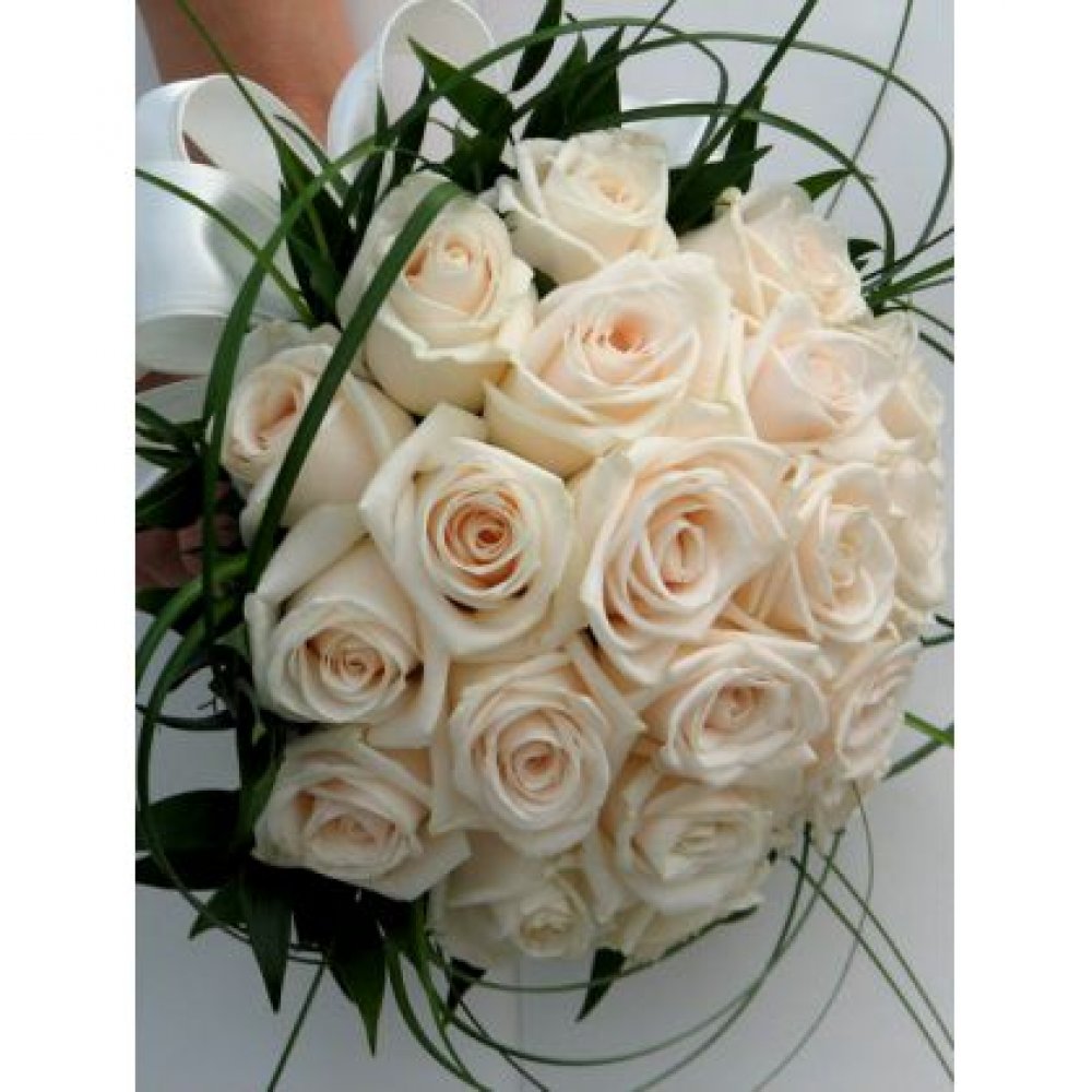 Свадебный букет "Кристина"
Состав: роза кремовая (25 шт.), рускус, берграсс, порт-ручка, декор.