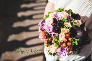 Букет невесты, украшенный ягодами