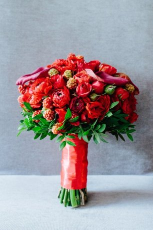 Букет в ярких красных тонах