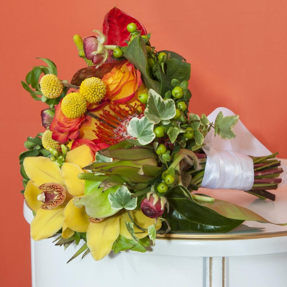 Роза, орхидея цимбидиум, антуриум,